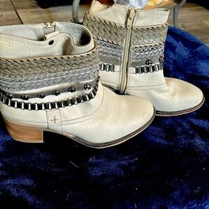 Carlos by Carlos Santana boots Ladies Size 7.5 Mushroom color